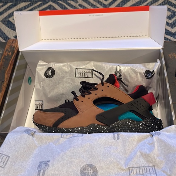 Nike Air Huarache “Light British Tan and Geode Green” - Picture 9 of 16